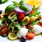 Salade orecchiette italienne fraîche avec tomates, mozzarella, roquette et basilic