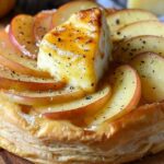 Tatin de camembert aux pommes fondante et caramélisée avec camembert coulant