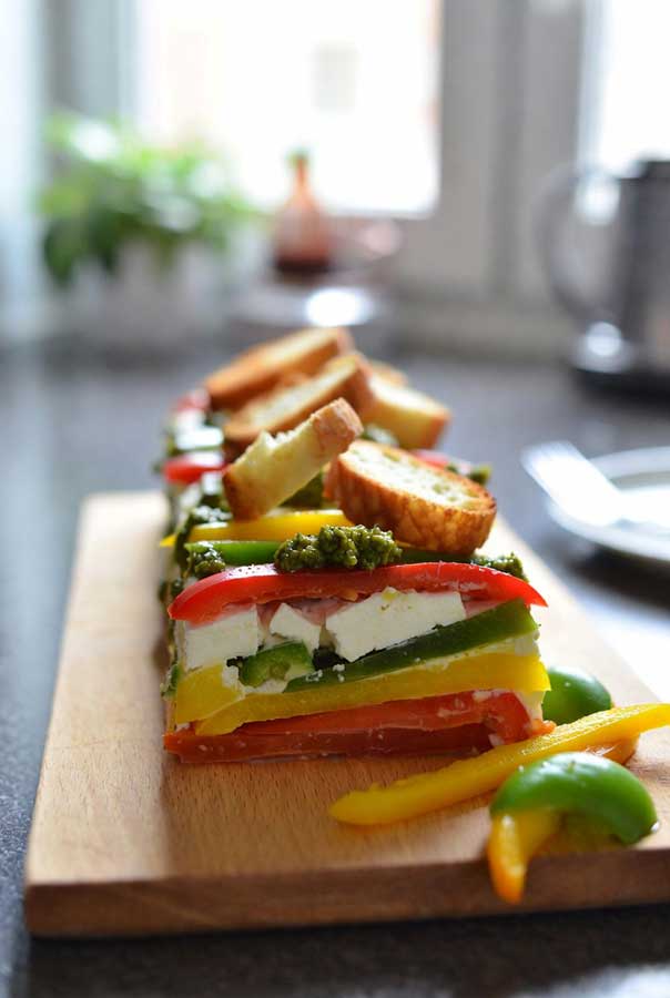 Terrine tricolore poivrons feta mascarpone servie avec pain grillé et pesto