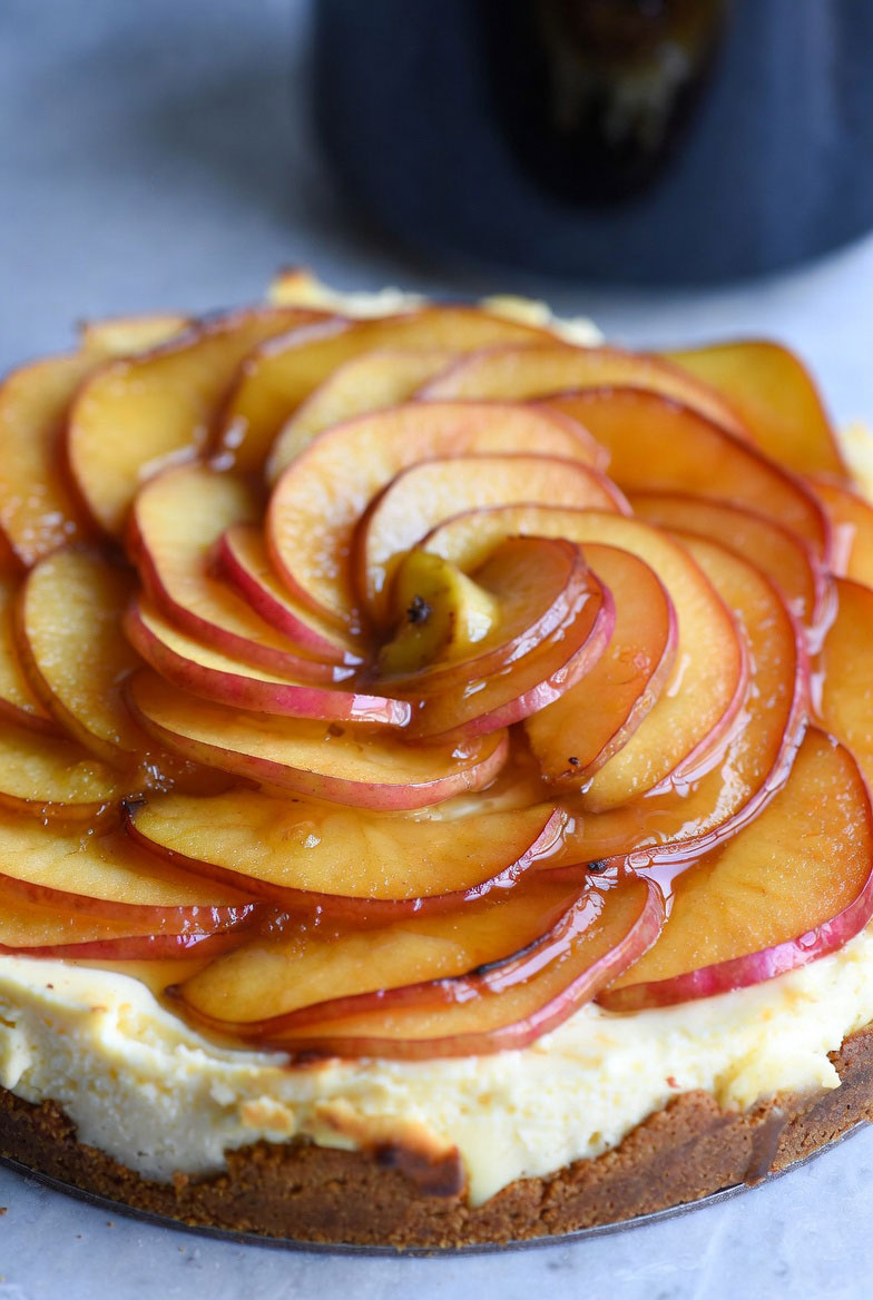 cheesecake aux pommes et sauce au caramel