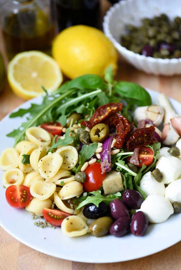 Ingrédients salade de pâtes orecchiette italienne : orecchiette, tomates cerises, billes de mozzarella, artichauts, olives, anchois