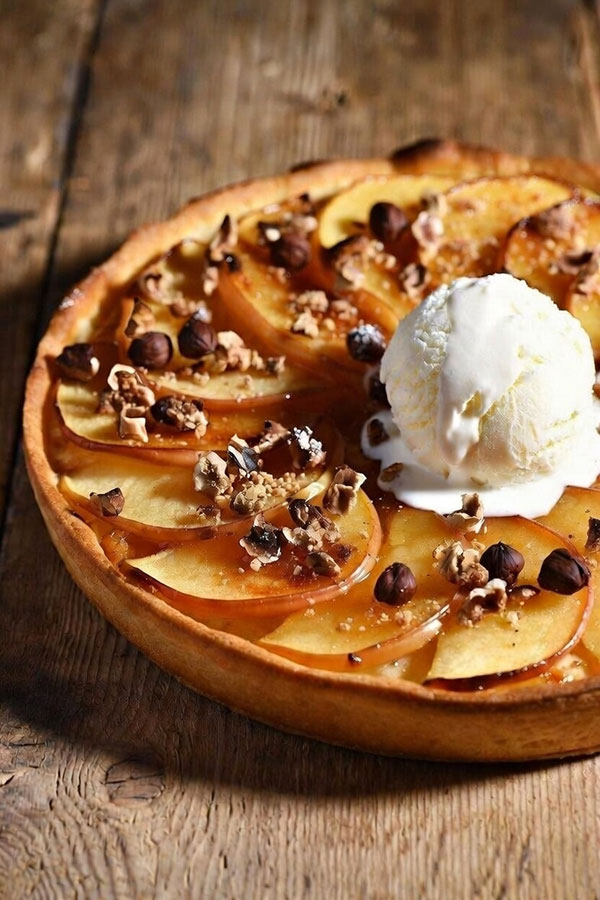 Tarte fine aux pommes et aux noisettes