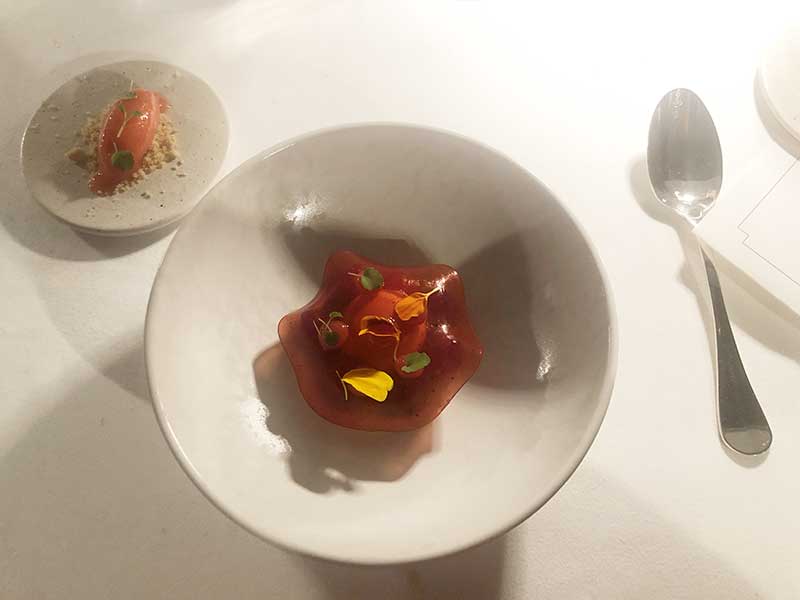 Cheffe Nawal Rezagui en cuisine au restaurant Alcôve à La Briqueterie