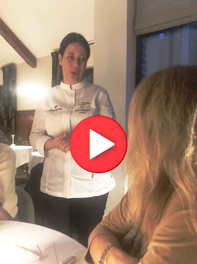 Cheffe Nawal Rezagui en cuisine au restaurant Alcôve à La Briqueterie
