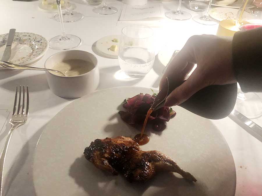 Cheffe Nawal Rezagui en cuisine au restaurant Alcôve à La Briqueterie