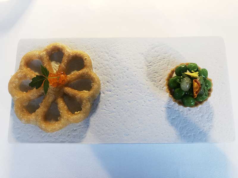 Cheffe Nawal Rezagui en cuisine au restaurant Alcôve à La Briqueterie