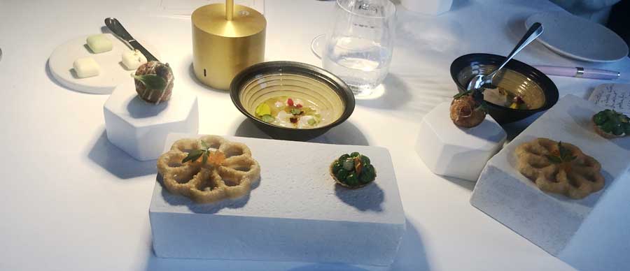 Cheffe Nawal Rezagui en cuisine au restaurant Alcôve à La Briqueterie