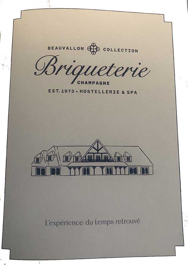 Cheffe Nawal Rezagui en cuisine au restaurant Alcôve à La Briqueterie